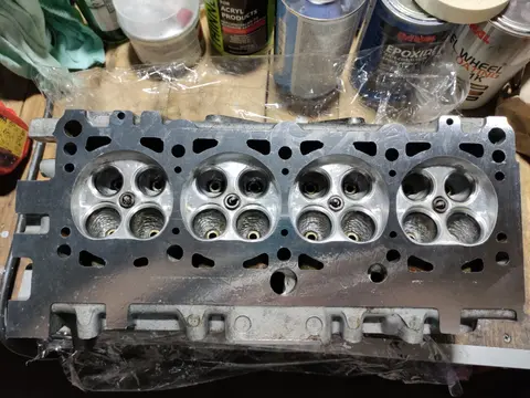 Mechanik Gold Engine podczas diagnostyki auta w okolicy Głubczyc