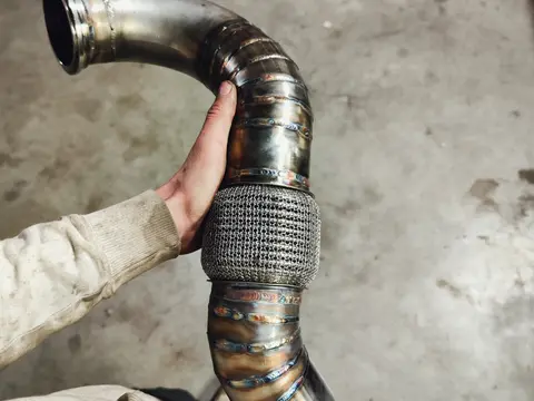 Mechanik Gold Engine podczas diagnostyki auta w okolicy Głubczyc