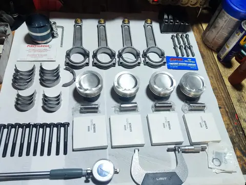 Mechanik Gold Engine podczas diagnostyki auta w okolicy Głubczyc