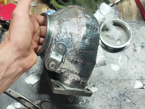 Mechanik Gold Engine podczas diagnostyki auta w okolicy Głubczyc