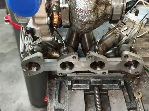 Mechanik Gold Engine podczas diagnostyki auta w okolicy Głubczyc